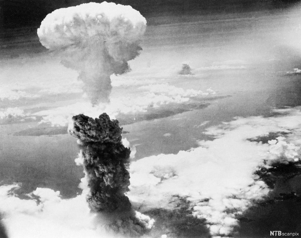 Den karakteristiske soppformede røykskya fra en atombombesprengning. Flyfoto.
