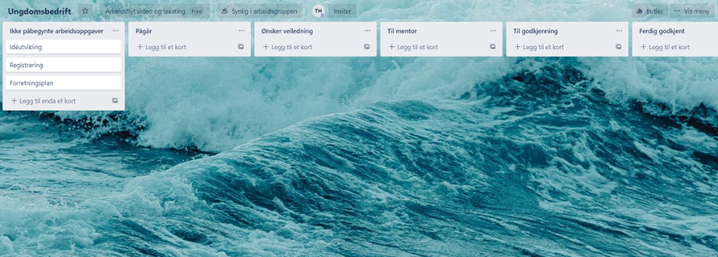 En tavle i programmet Trello med lister over gjøremål som er på et bestemt trinn i en arbeidsprosess. Her ser vi listene «Ikke påbegynte arbeidsoppgaver», «Pågår», «Ønsker veiledning», «Til mentor», «Til godkjenning» og «Ferdig godkjent». Skjermbilde.
