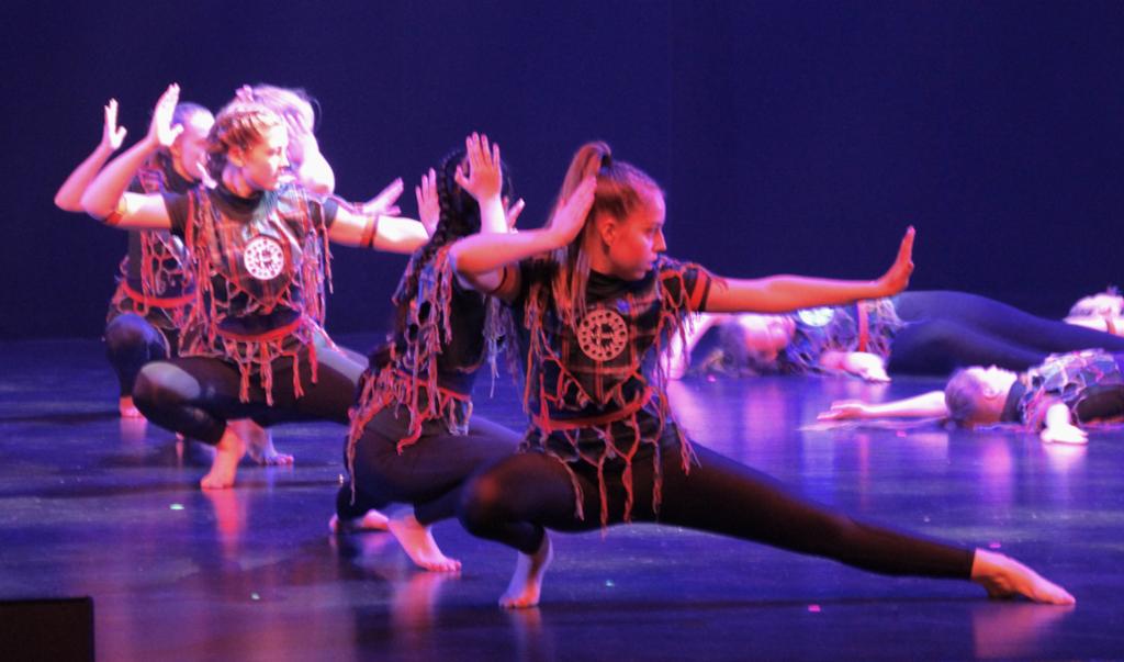 Dansere med kostymer inspirert av samisk kultur. Foto.