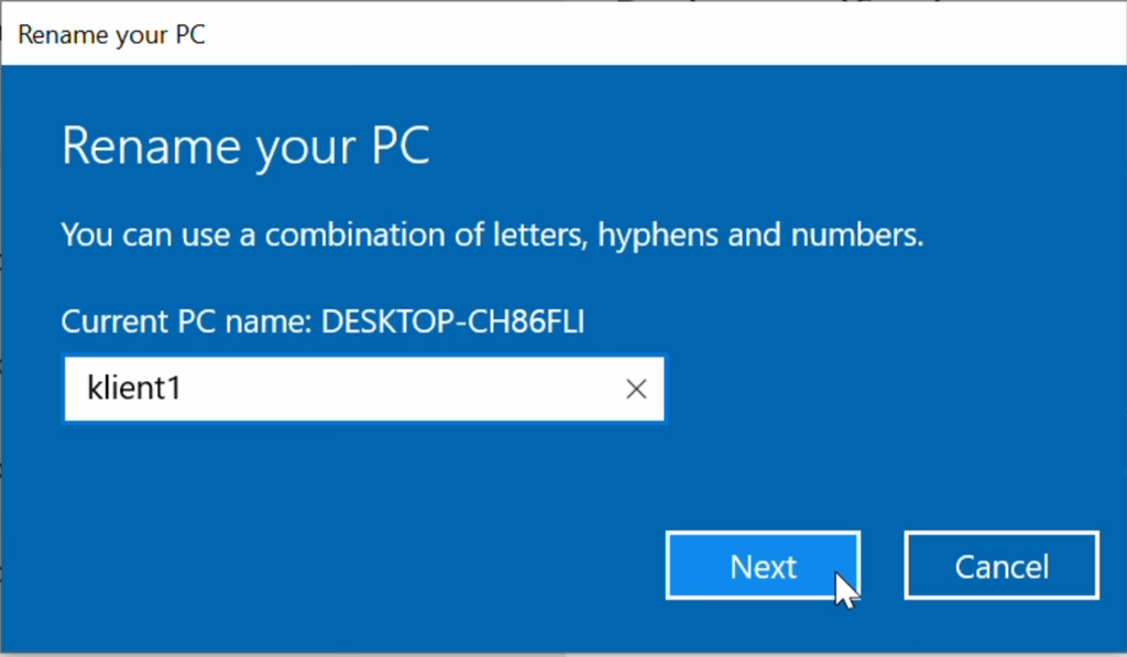 Skjermvindu med tittelen «Rename your PC». Det viser eksisterende maskinnavn og har et felt for å skrive inn et nytt navn. Det er skrevet inn «klient1», og musepekeren er over «Next»-knappen nede til høyre. Skjermbilde.