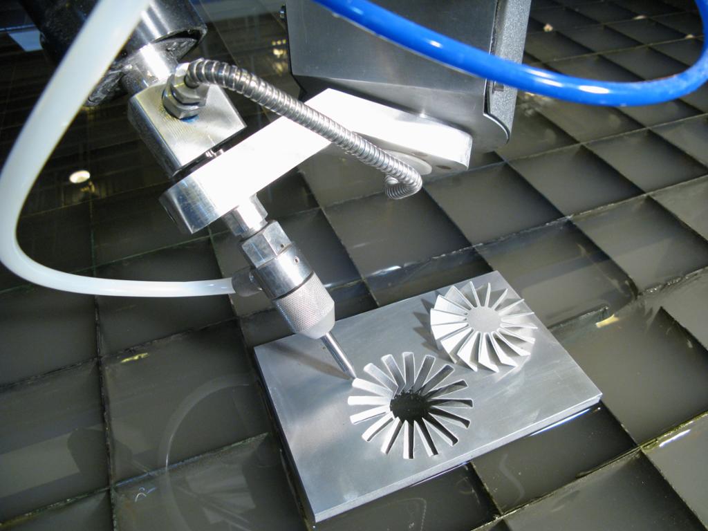 En CNC-styrt vannskjærer kutter en 3D-figur av et turbinhjul. Foto.
