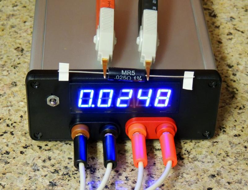 En måleenhet som viser digitale tall og der en måler med tilkoblings ledninger på en komponent. Foto. 