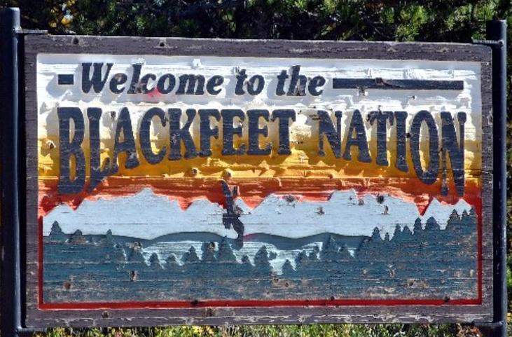 A colourful sign saying "Welcome to Blackfeet Nation". Photo.