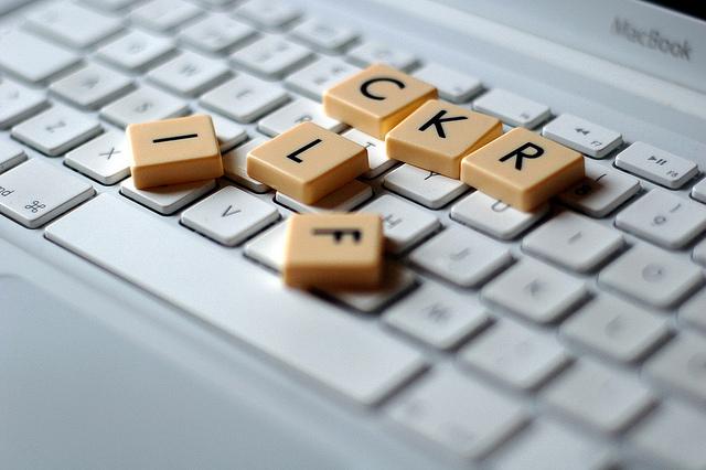 Scrabble-brikker som ligger på et tastatur. Foto.