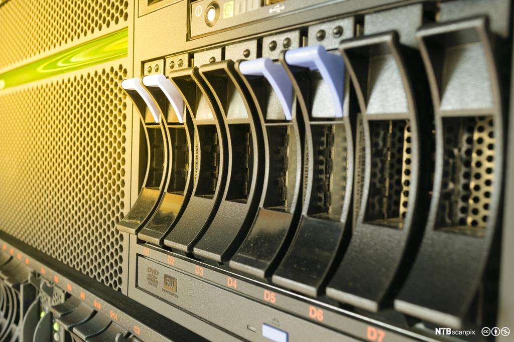 Dataserver og raid lagring i datasenter. Foto.