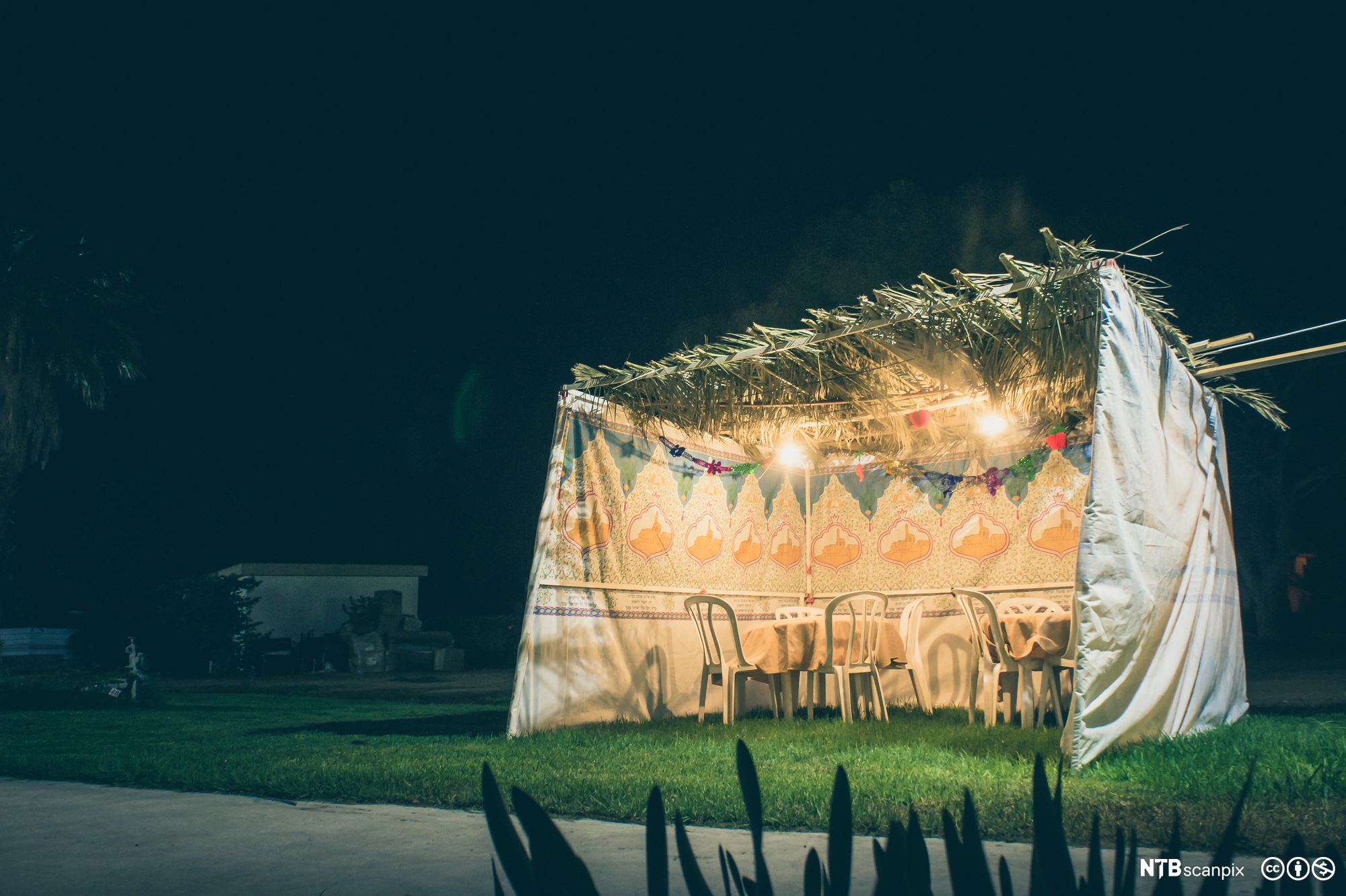 ID: a Sukkot, built up for the festival of Sukkot, the third in a series of festivals in the Jewish High Holy Days, after Yom Kippur and Rosh Hashannah and before Simchat Torah.