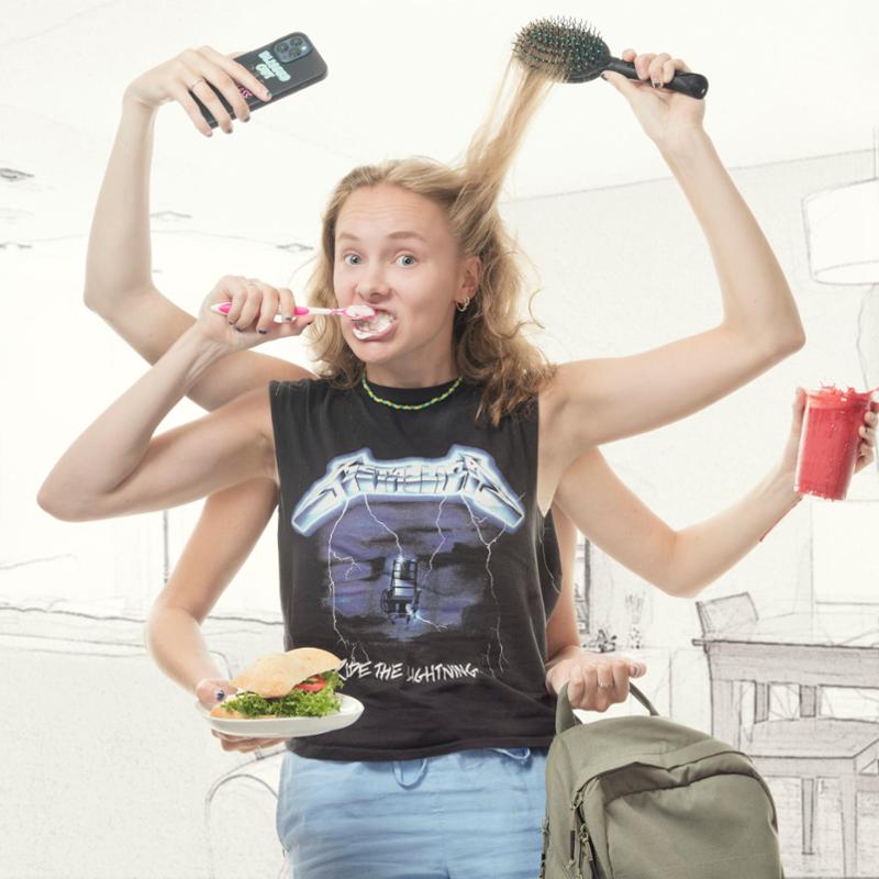 Jente med seks armer pusser tennene mens hun greier håret, holder en smoothie, en sekk, en bagett og en mobiltelefon. Foto.