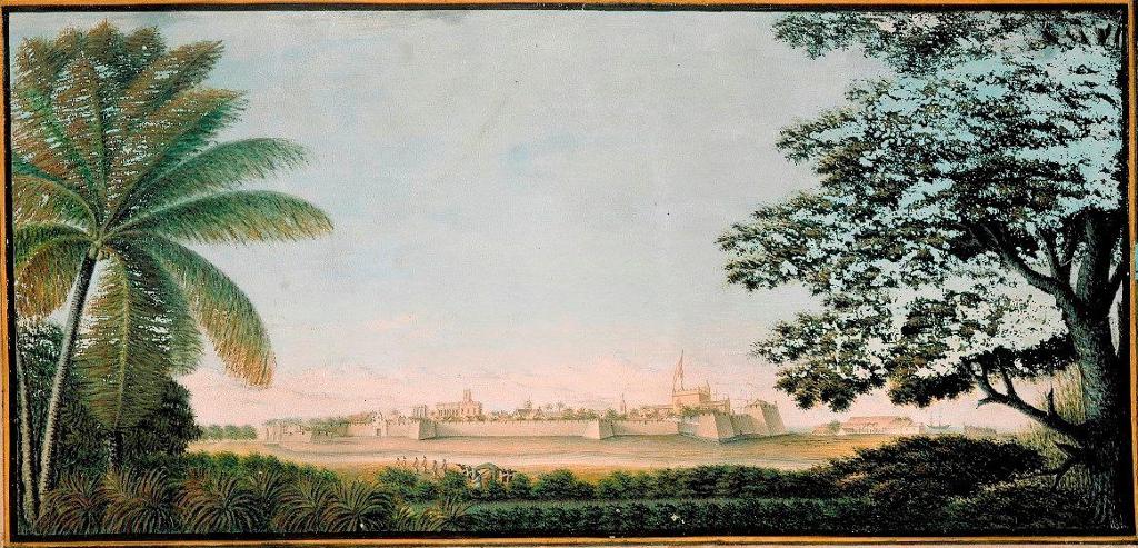 Maleri fra 1790 av kolonibyen og festningen i Trankebar. Vegetasjon og landskap i forgrunnen. Festningen i bakgrunnen. Maleri.