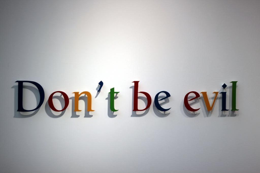 Teksten "Don't be evil" i samme farger som Googles logo. Foto.