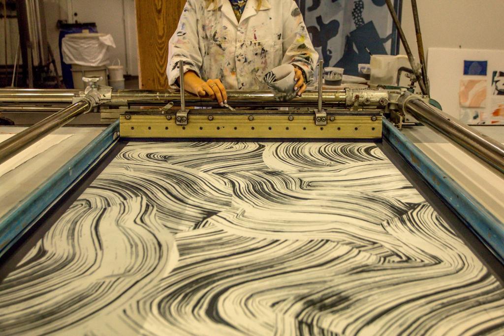 Svart og hvitt mønster blir laget i en silketrykkramme. Foto.