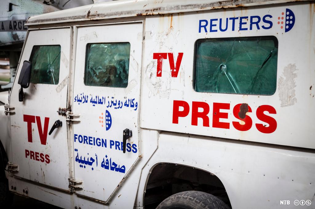 Ein rusten Land Rover som er påmåla tekstane "TV press", "Foreign press" og "Reuters" med latinske og arabiske bokstavar. Foto.