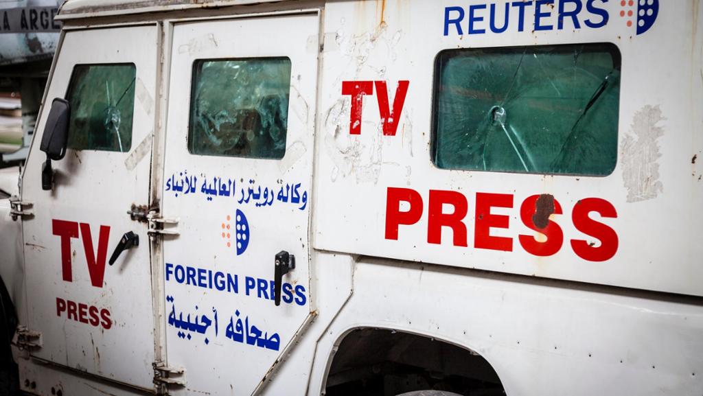En rusten Land Rover har påmalt tekstene "TV press", "Foreign press" og "Reuters" med latinske og arabiske bokstaver. Foto.