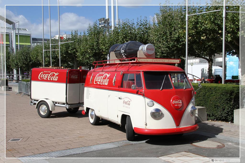 Ein coca cola reklamebil med tilhengar. Foto.