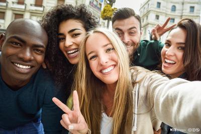 Multikulturell ungdomsgruppe tar selfie. Foto.
