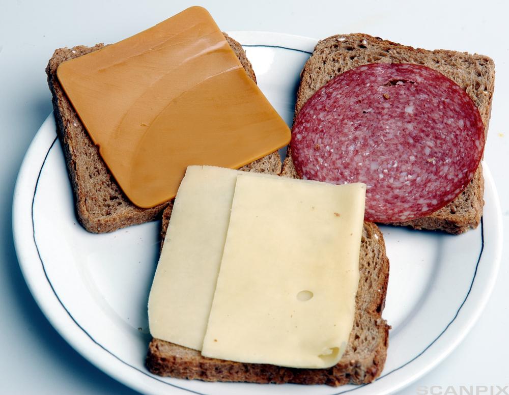 Brødskiver med pålegg. Foto.