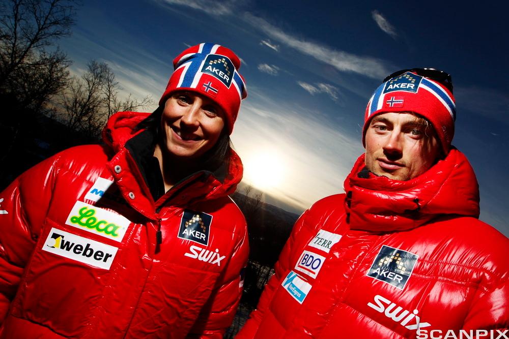 Marit Bjørgen og Petter Northug med sponsede jakker. Foto.