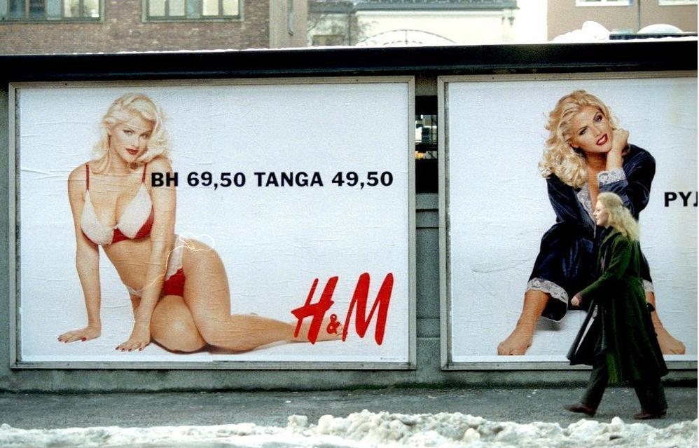 Fotografi av reklameplakater med undertøysmodell.