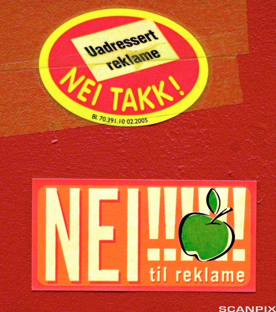 Bildet viser klistremerker som reserverer mot uadressert reklame.