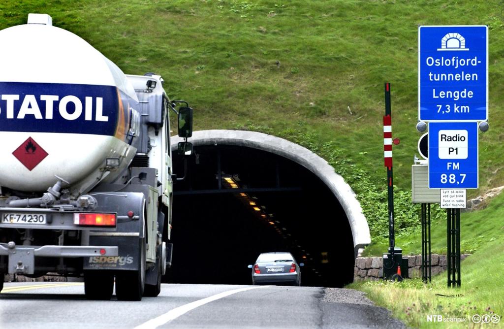 Tankbil med merket for brannfarlig gods på tur inn i tunnel.foto.