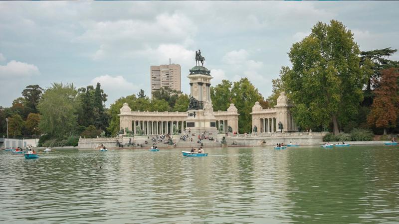 Blå robåter på vannet i Retiro parken i Madrid. Foto.