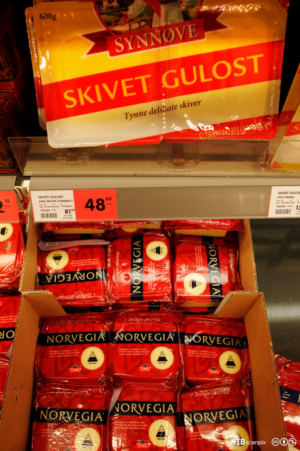 Skivet gulost fra Synnøve Finden og Norvegia fra Tine side om side i butikkhyllene. Bilde.