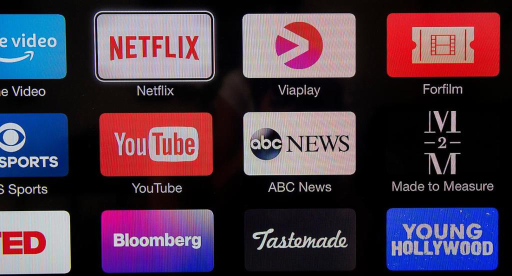 På en TV-skjerm ser vi appikoner for blant annet Netflix, Viaplay og YouTube. Foto.