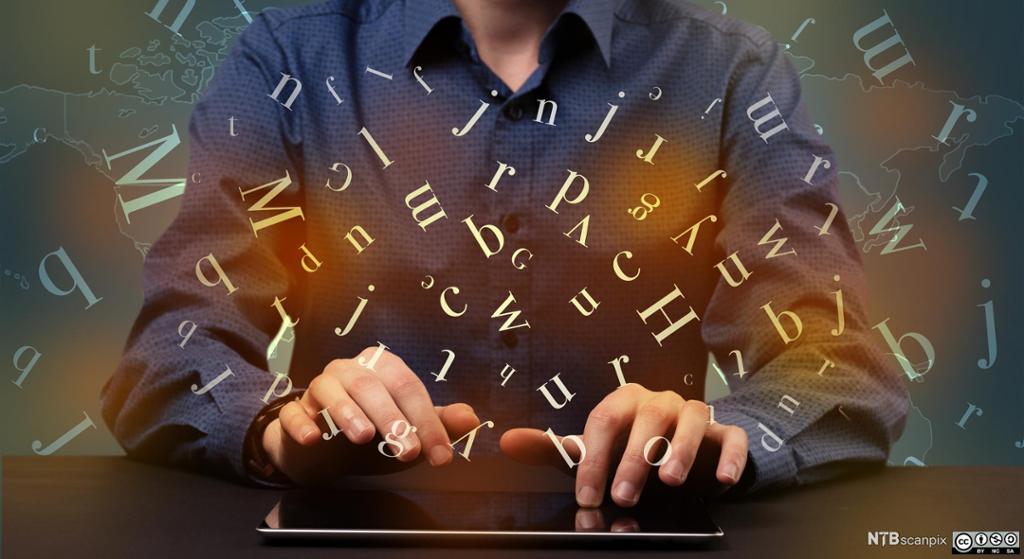 Foto av en mann som skriver på et nettbrett. Utenpå bildet svever en mengde bokstaver opp fra skjermen, og i bakgrunnen ser vi et verdenskart.