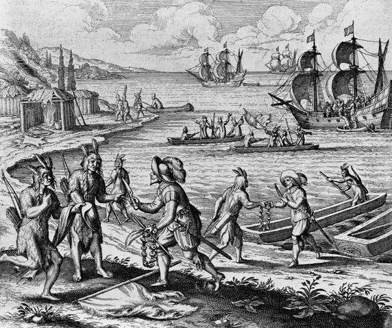 Bilder viser engelskmenn som bytter varer med indianere ved stranden. Større skip og robåter i bakgrunnen. Bildet er fra 1628.  Illustrasjon. 