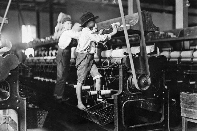 Gutter i arbeid på Georgia Cotton Mill. Foto.