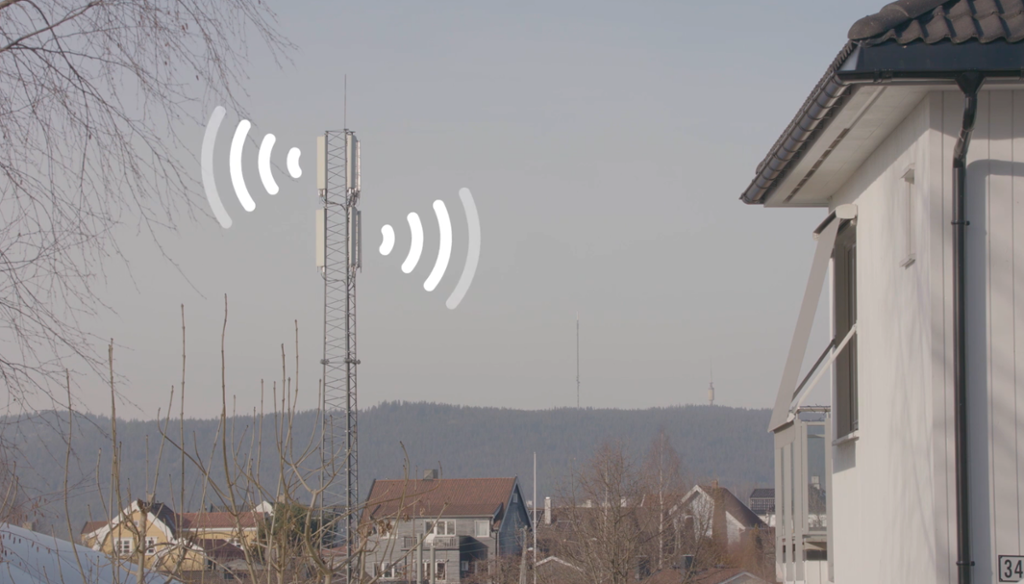 Foto av mobilantenne i bymiljø med bølgeillustrasjon av signaler som sendes i to retninger. Illustrasjon.