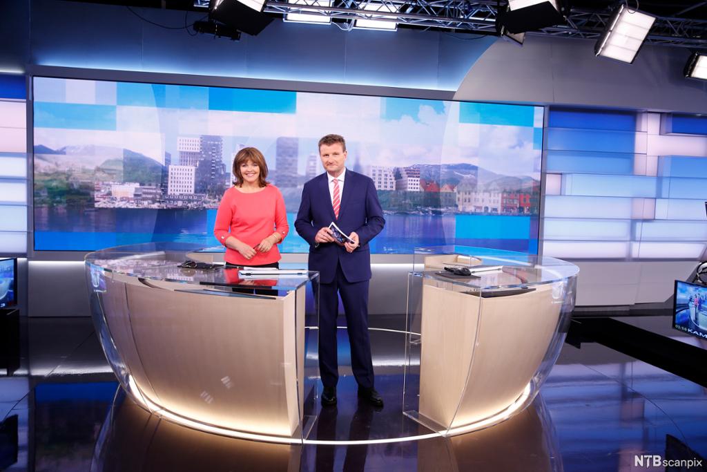 NRK-programleiarane Ingvild Bryn og Jon Gelius står smilande i studio. Foto.
