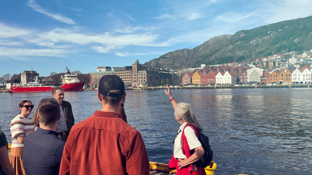 Guide med turfølge på bryggen i Bergen. Foto.