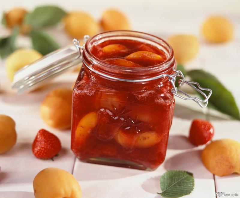 Jordbær- og aprikossyltetøy i en glasskrukke. Foto.