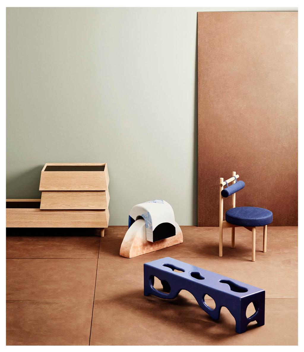 Blå stol og benk, et stable-/sittemøbel og et oppbevaringsmøbel i tre. Foto. 