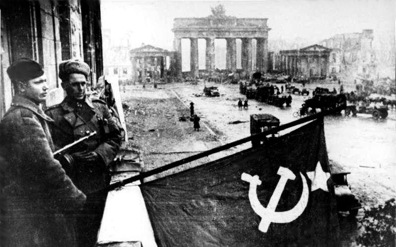 Sovjetiske soldater heiser det sovjetiske flagget på Hotel Adlon på Unter den Linden mai 1945. Foto.