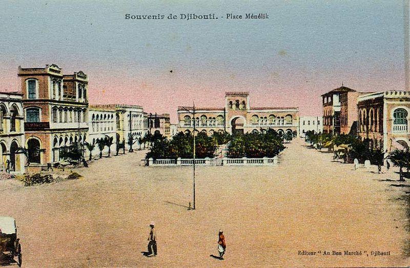 Postkort fra Djibouti i Fransk Somaliland, ca 1905. Motivet på postkortet er en stor plass, Place Menelik, med bygninger i kolonistil. Illustrasjon.