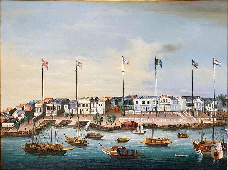 Maleri av flere handelshus sett fra sjøen med båter i forkant og flaggene til Danmark, Spania, USA, Sverige, Storbritannia og Nederland. 