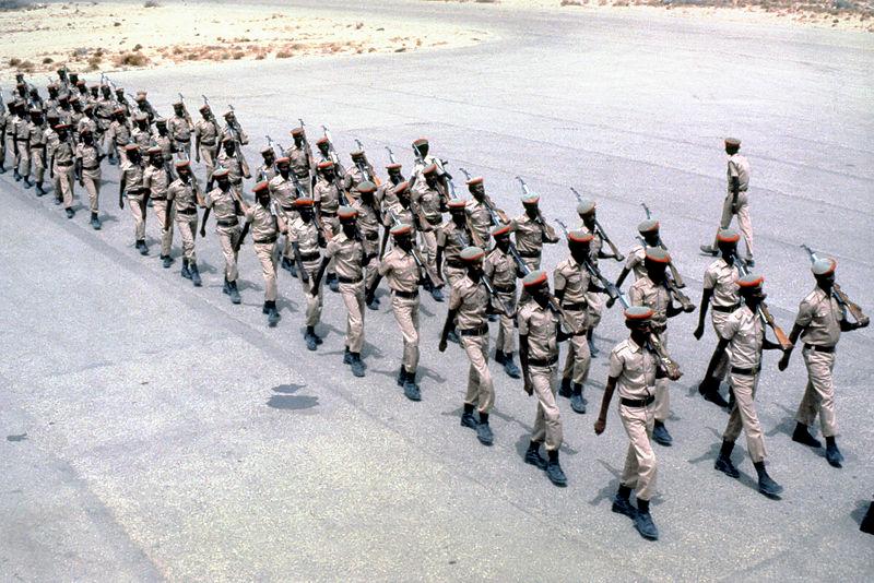 Somaliske tropper marsjerer. Foto.