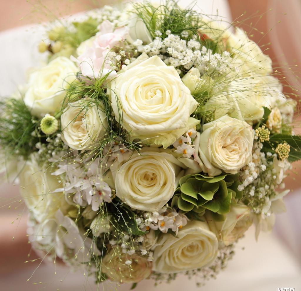 Brudebukett med kvite roser. Foto.