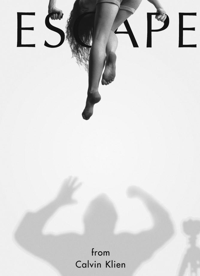 Plakat med kvinne som klamerer seg til tittelen "Escape". Nederst står "from Calvin Klien". Fotografi.