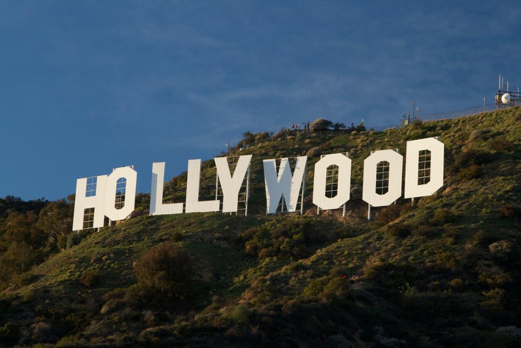 Hollywoodbokstavene på Hollywoodåsen. Ni 15 meter høye og hvite bokstaver staver Hollywood i en grønn og frodig bakke. Foto.