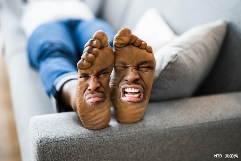 Nærbilde av fotsålene til en person som ligger i en sofa med føttene på armlenet. I fotsålene er det satt inn ansikter med sure miner. Illustrasjon.