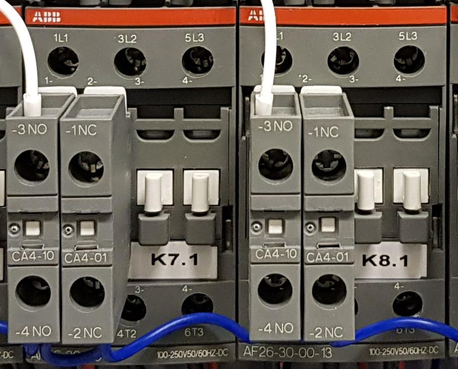 Bildet viser to kontaktorer med ledninger tilkoblet. Foto.