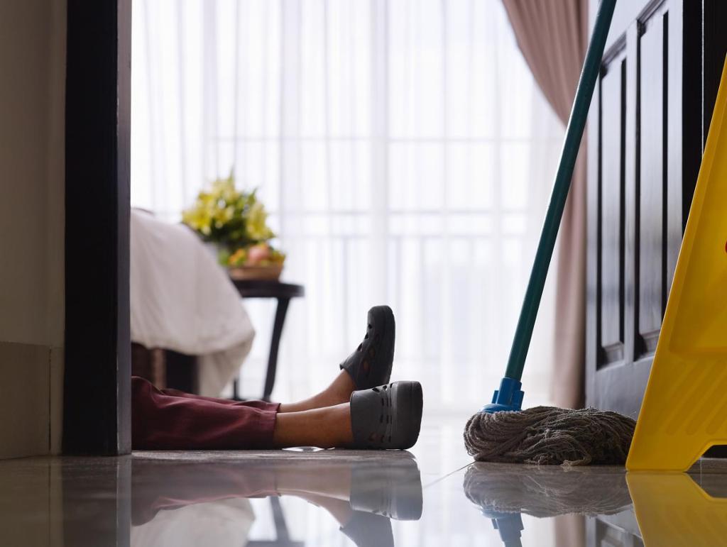 Foto av en rengjøringsassistent som har falt om mens hun gjorde rent på et hotellrom.