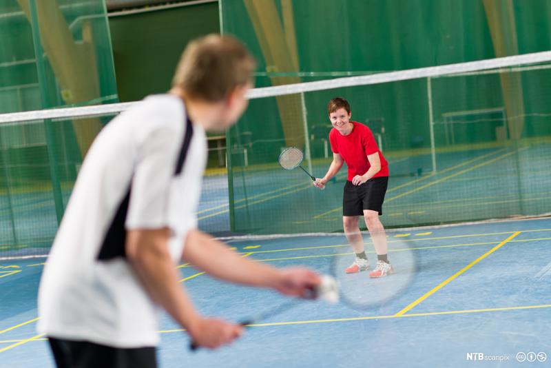 To gutter spiller badminton. Foto.