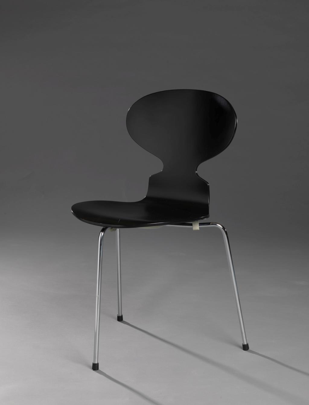 Designstol med en form som kan minne om en maur som løfter øvre del av kroppen. Foto.