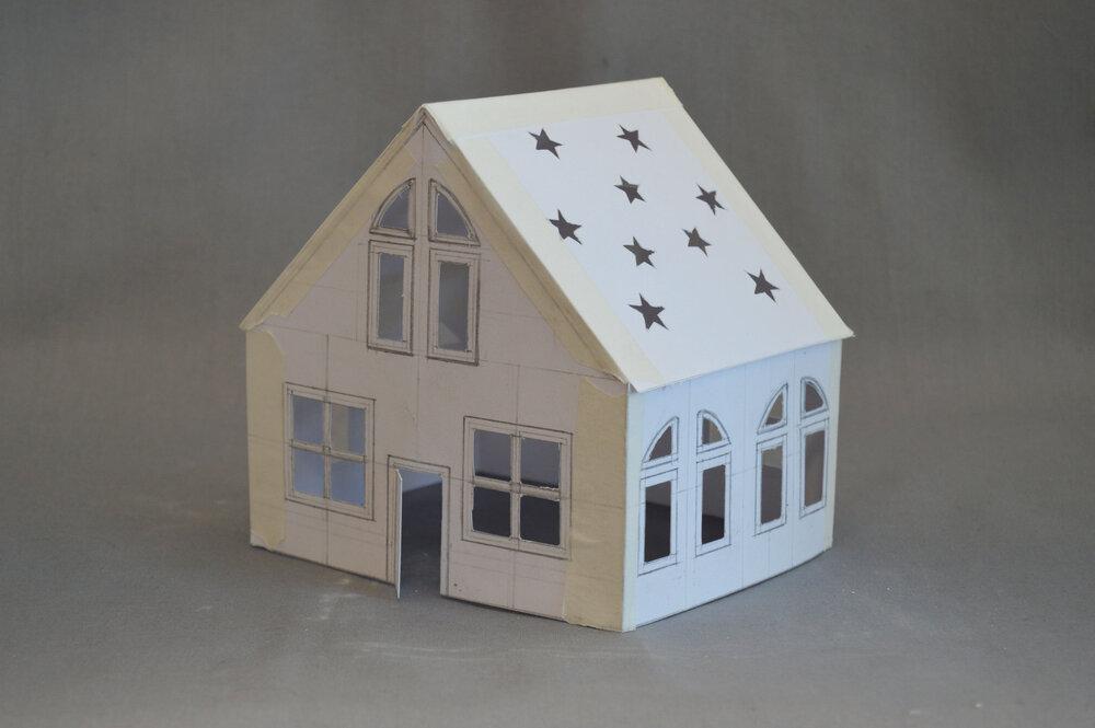 Papirmodell av et hus. Foto.