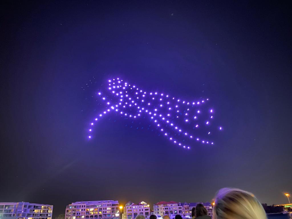 Droner med lys danner en kvinnefigur på himmelen. Foto.