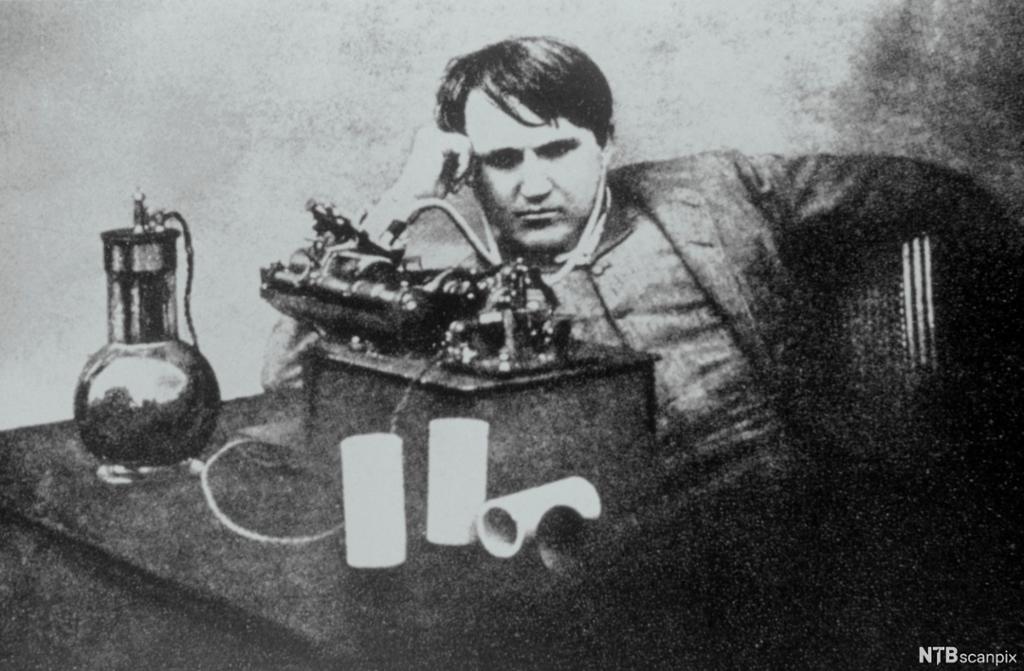 Thomas Edison foran flere av hans oppfinnelser. Foto.