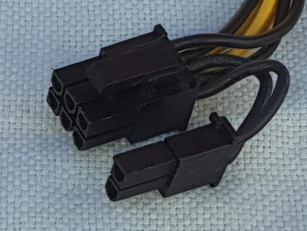 8-pinners PCIe-kontakt der 2 av pinnene er løsnet og ligger ved siden av kontakten med 6 pinner. Foto.